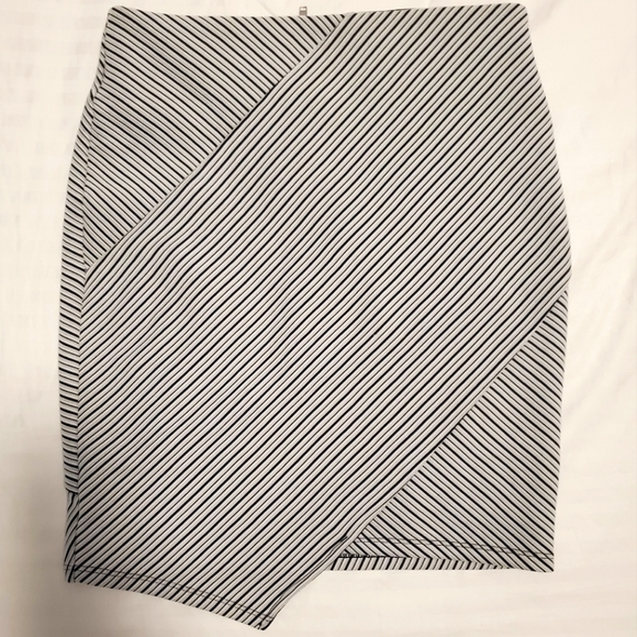 Miss Selfridge size 4 white and black striped skirt - Picture 1 of 3